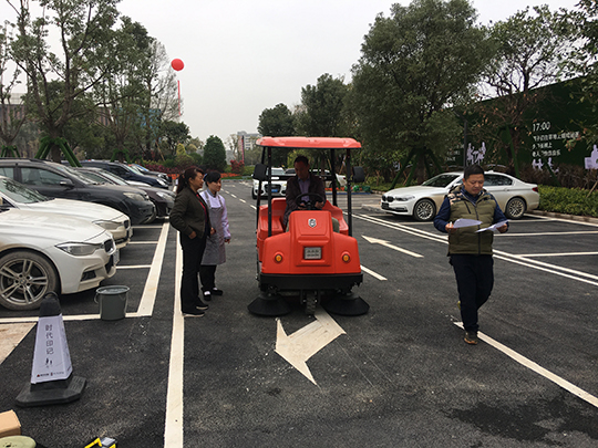 小區(qū)適用什么樣的清掃車(chē)