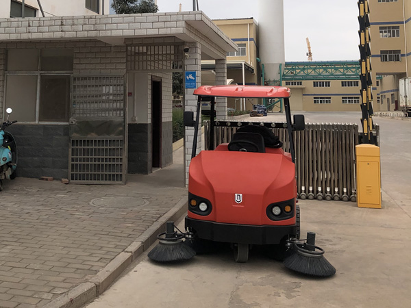 電動掃地機(jī)