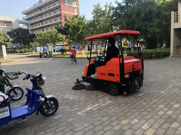 電動掃地車